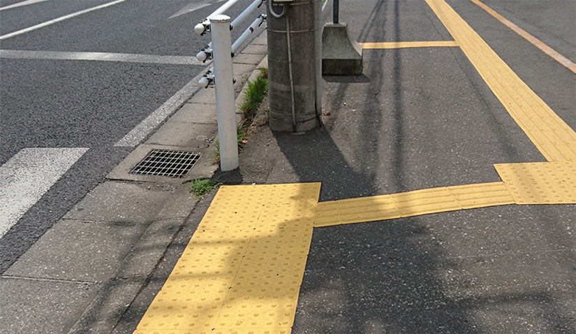 点字ブロックが設置された歩道