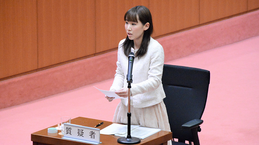 議会で質疑する水野ゆうき