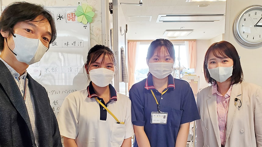 千葉県留学生受入プログラムを活用している介護施設を大崎県議と視察する水野ゆうき