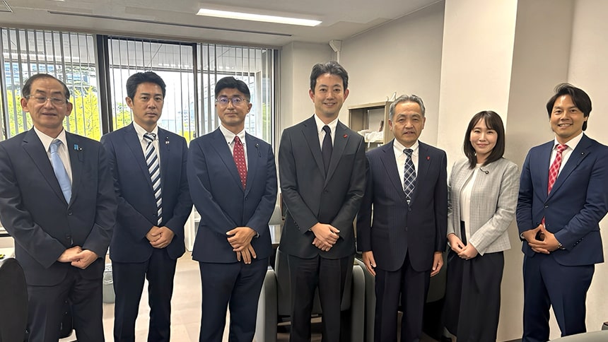 臨時議会にて穴澤副知事と熊谷知事、会派のメンバーと記念写真を撮る水野ゆうき