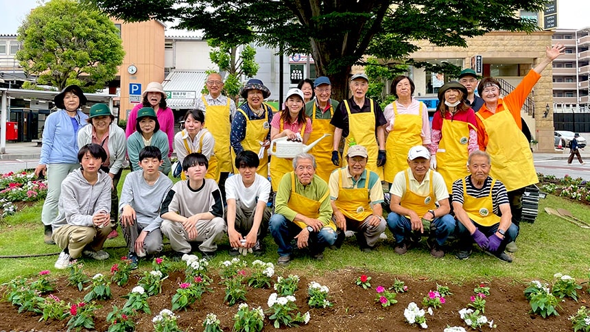 我孫子駅北口ロータリーの花壇の整備をAKBと学生ボランティアの皆さんとおこなう水野ゆうき