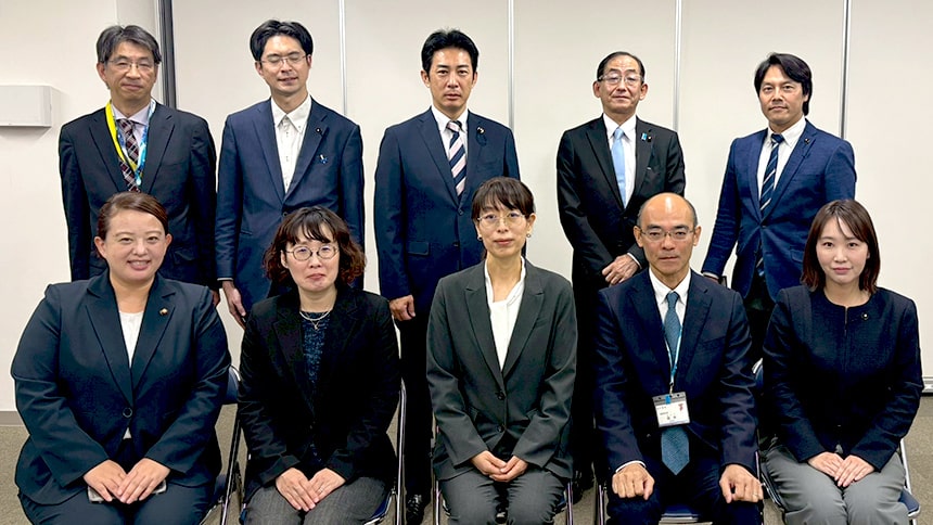 「これからの歩行訓練を考える会」の皆様と担当課で、千葉県・岡田健康福祉部長に視覚障がい者の歩行訓練に係る要望書を提出する水野ゆうき