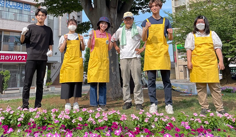 インターン生と花壇整備をする水野友貴