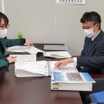 千葉柏道路シンポジウムへの出席のため資料を確認する水野ゆうき