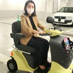 シニアカ―に試乗する水野ゆうき