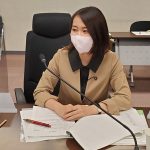県土整備常任委員会にて質疑と要望をおこなう水野ゆうき