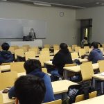 流通経済大学にて講義をおこなう水野ゆうき