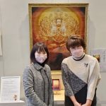 「刺繍画レジリエンス千手観音菩薩・復興パネル展」にて星野真弓さんと写真を撮る水野ゆうき