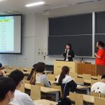 東洋大学にて講義をおこなう水野ゆうき