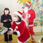 あらき園にて入所者の皆さんにクリスマスプレゼントを贈る水野ゆうき