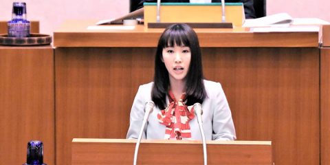 2018年6月議会の一般質問に登壇する水野ゆうき