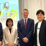 パブリックスクール「Rugby School」日本校にて校長先生、副校長先生とお話をする水野ゆうき