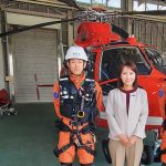 千葉市消防局航空隊の消防ヘリコプターを視察する水野ゆうき