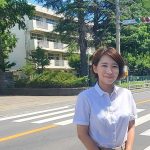 国道356号沿いの我孫子市立我孫子中学校前に設置された横断防止柵の前に立つ水野ゆうき