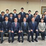 中央学院高等学校野球部の表敬訪問に同席する水野ゆうき