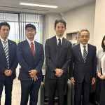 臨時議会にて穴澤副知事と熊谷知事、会派のメンバーと記念写真を撮る水野ゆうき