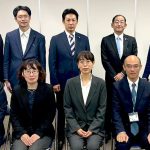 「これからの歩行訓練を考える会」の皆様と担当課で、千葉県・岡田健康福祉部長に視覚障がい者の歩行訓練に係る要望書を提出する水野ゆうき
