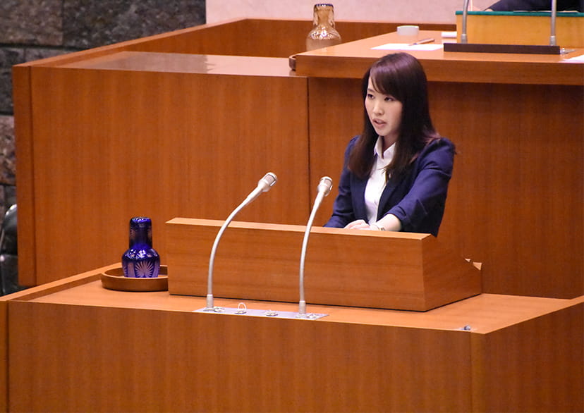 千葉県議会にて質問に登壇する水野友貴の写真