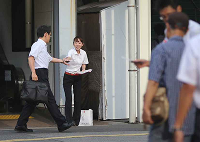 県議会議員として駅頭活動をする水野友貴の写真