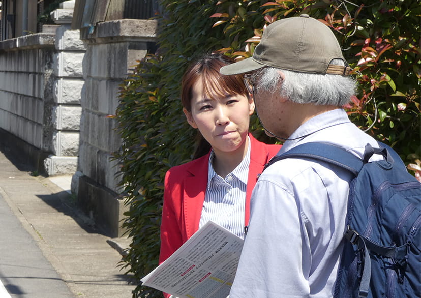 道端にて県民の方のご意見をうかがう水野友貴の写真