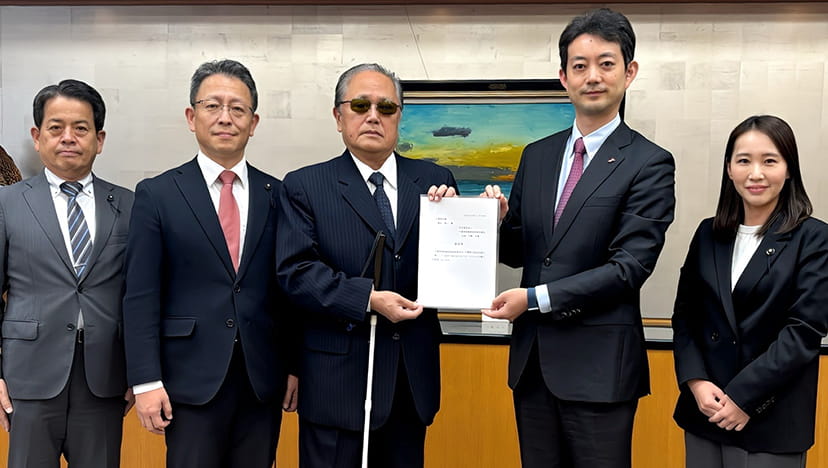 視覚障がい者の方や他会派と熊谷知事に要望を提出する水野ゆうき